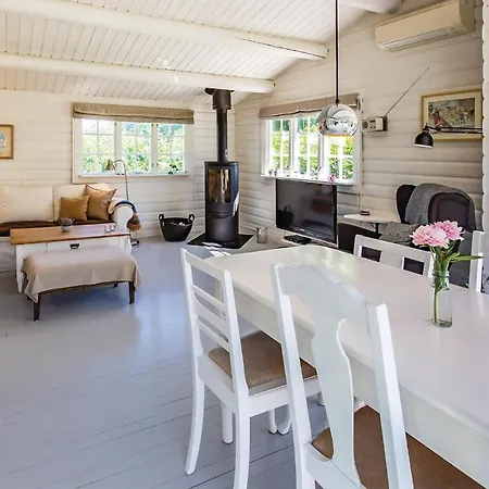Nice In W/ 3 Bedrooms Holiday home *